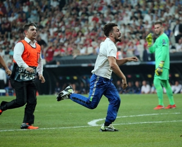 UEFA Superkuboku oyununda meydana azarkeş daxil olub