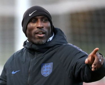 Sol Kempbell qovuldu