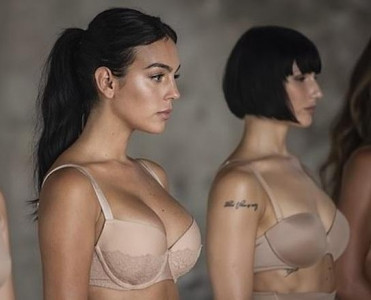 Ronaldonun sevgilisi altpaltarı reklamında - VİDEO