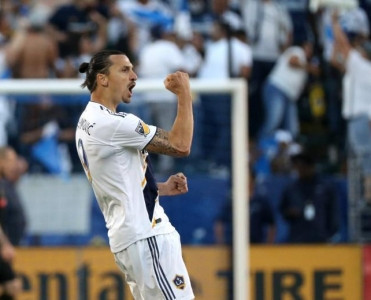 İbrahimoviç'dən növbəti dubl - VİDEO