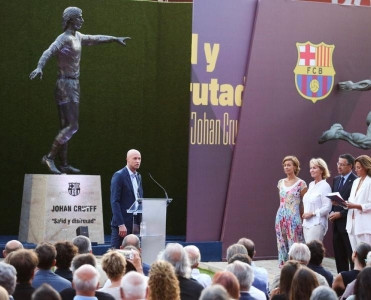 Nou Kamp'da Kroyff'un heykəli ucaldıldı