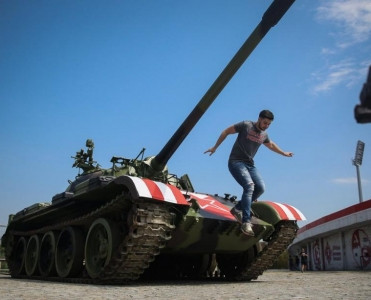 Çempionlar Liqası oyununda qalmaqal – stadiona tank gətirildi + VİDEO