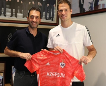 Qarabağ Beqoviçlə müqavilə imzaladı