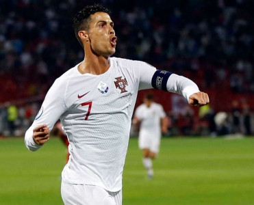 Ronaldo Əliyə çatır