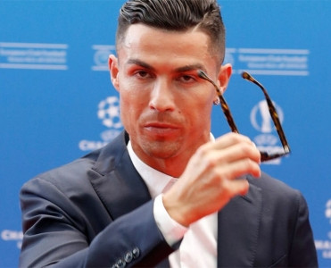 Ronaldo atasından danışıb, ağladı - VİDEO