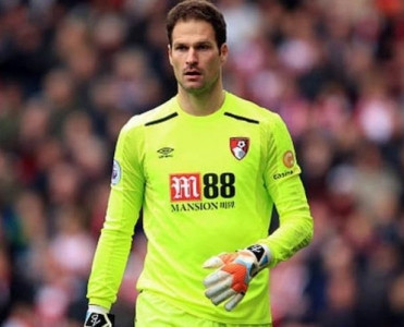 Beqoviç'in əlcəyi satışa çıxarıldı