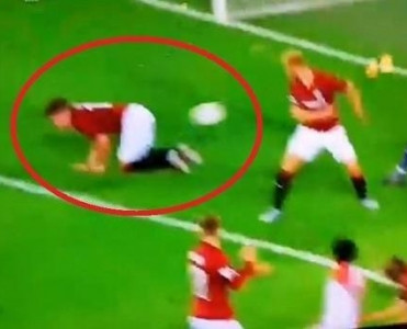 Praqa derbisində kuryoz avtoqol - VİDEO