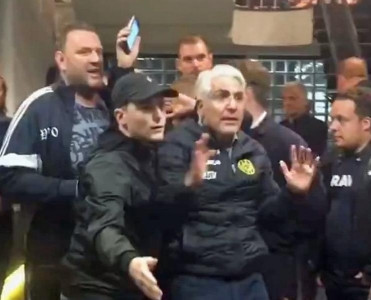 Fanatlar klub rəhbərini ofisdən uzaqlaşdırdılar – Video