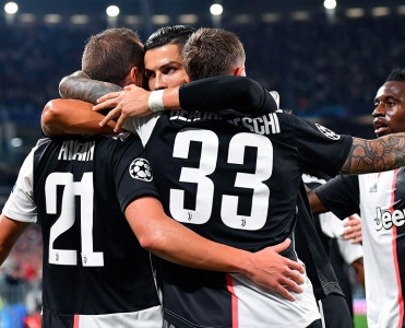 Yuventus'un inamlı qələbəsi - VİDEO