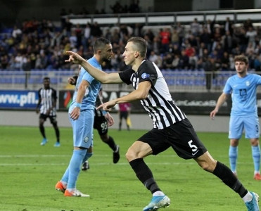 Neftçi'nin futbolçusu qadına əl atdı: Ərindən boşan, mənimlə yaşa