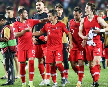 Türkiyə millisinin kapitanının qabırğası qırılıb