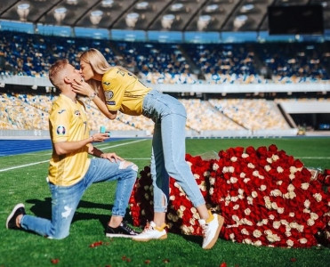 Zinçenko'dan stadionda evlilik təklifi - FOTO