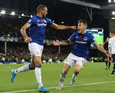 Cenk Tosun atdı, Tottenhem xal itirdi