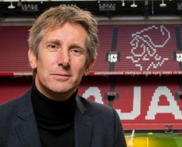 Van der Sar daha 4 il Ayaks'da