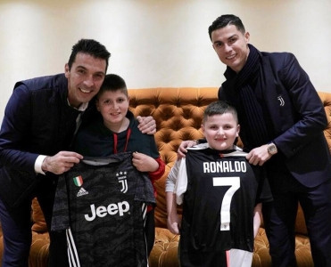 Ronaldo və Buffondan zəlzələdən qurtulan uşaqlara surpriz