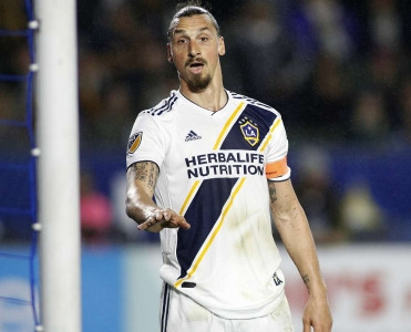 Napoli İbrahimoviçdən cavab gözləyir