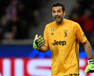 Buffon Van der Sarı geridə qoydu