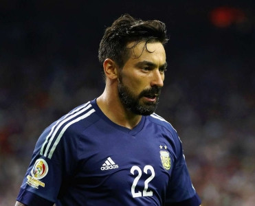 Məşhur futbolçu karyerasını başa vurdu