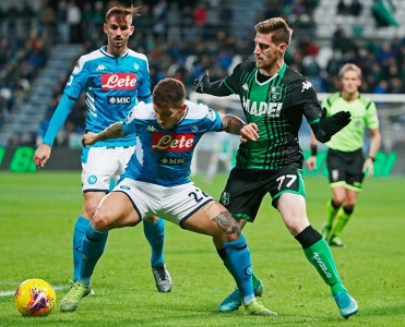 Milan darmadağın oldu, Napoli'dən qələbə