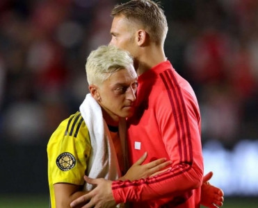 Özil meydandan kənarda həmişə şanslı deyildi - Noyer