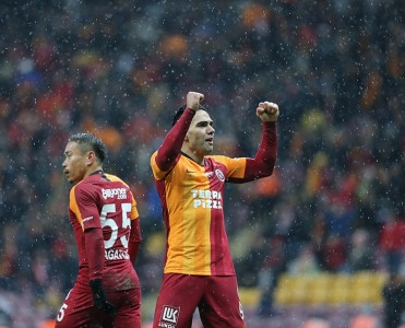 Başakşəhər və Qalatasaray'dan darmadağın