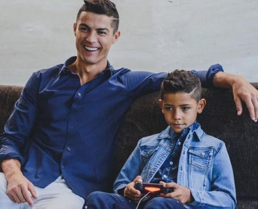 Oğlum deyir ki, ata, bir neçə il gözlə, səninlə oynamaq istəyirəm - Ronaldo