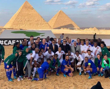 Əfsanələr Misir piramidalarının qarşısında futbol oynadı - VİDEO