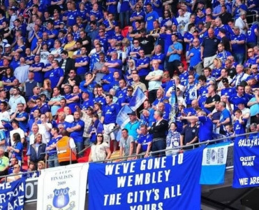 Azarkeşlər bazaya gedib görüş tələb etdilər