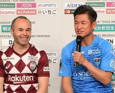 İnyesta dünyanın ən yaşlı futbolçusu ilə görüşdü