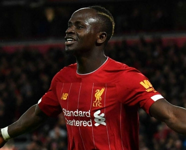 Ölkəmdə mənə Tanrı kimi baxırlar - Mane