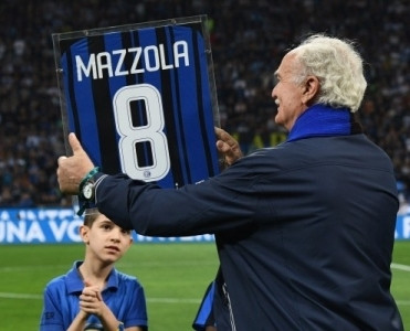 Əfsanəvi futbolçu koronavirusla mübarizədə futbolçulara çağırış etdi