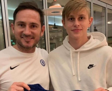 Çelsi 16 yaşlı futbolçu aldı