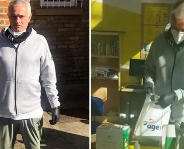 Mourinyo yaşlı insanlara kömək etdi - FOTO