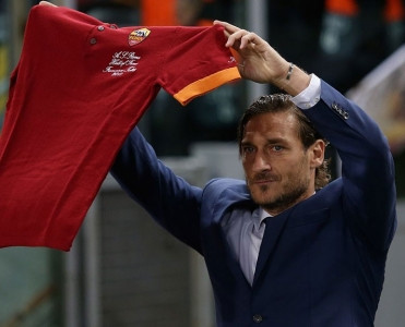 Özümdən asılı olsa, karyeramı bitirməzdim - Totti
