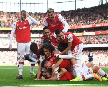 Arsenal futbolçuların maaşını azaltdı- RƏSMİ