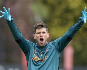 Ayaks məşqlərə əlcək ilə başladı - FOTO