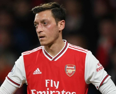 Özil Arsenal'dan ayrılmayacaq