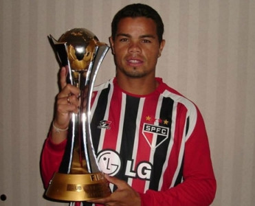 Sabiq futbolçu narkotik almaq üçün qızıl medalını satıb