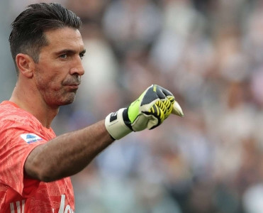 Buffon daha bir il Yuventus'da