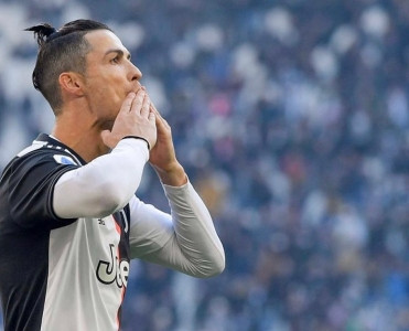 Ronaldo ilk milyarder futbolçu oldu