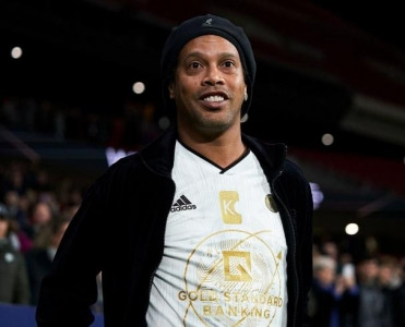 Ronaldinyo karyerasını bərpa edir?