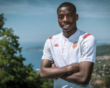 Monako 19 yaşlı futbolçu aldı