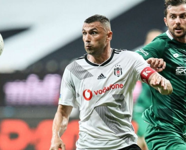 Burak Yılmaz Beşiktaş'ı Lill'ə dəyişdi