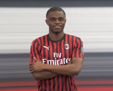 Milan 20 yaşlı müdafiəçi aldı