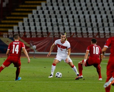 İspaniyadan darmadağın, Türkiyə və Almaniyadan heç-heçə