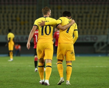 Tottenhem meydana çıxmadan mərhələ adladı