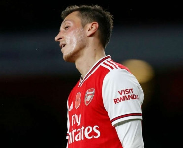 Arsenal'ın fanatları Özil'ə dəstək oldu