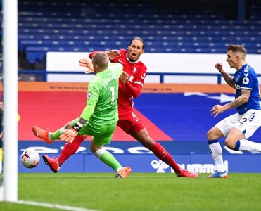 Liverpul'da Van Deyk şoku