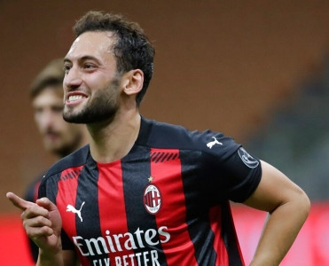 Milan'dan Çalhanoğlu'ya yeni müqavilə təklifi