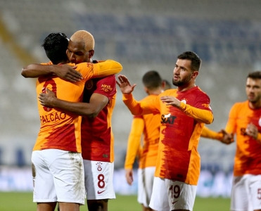 Qalatasaray'dan çətin qələbə, Başakşəhər'dən darmadağın